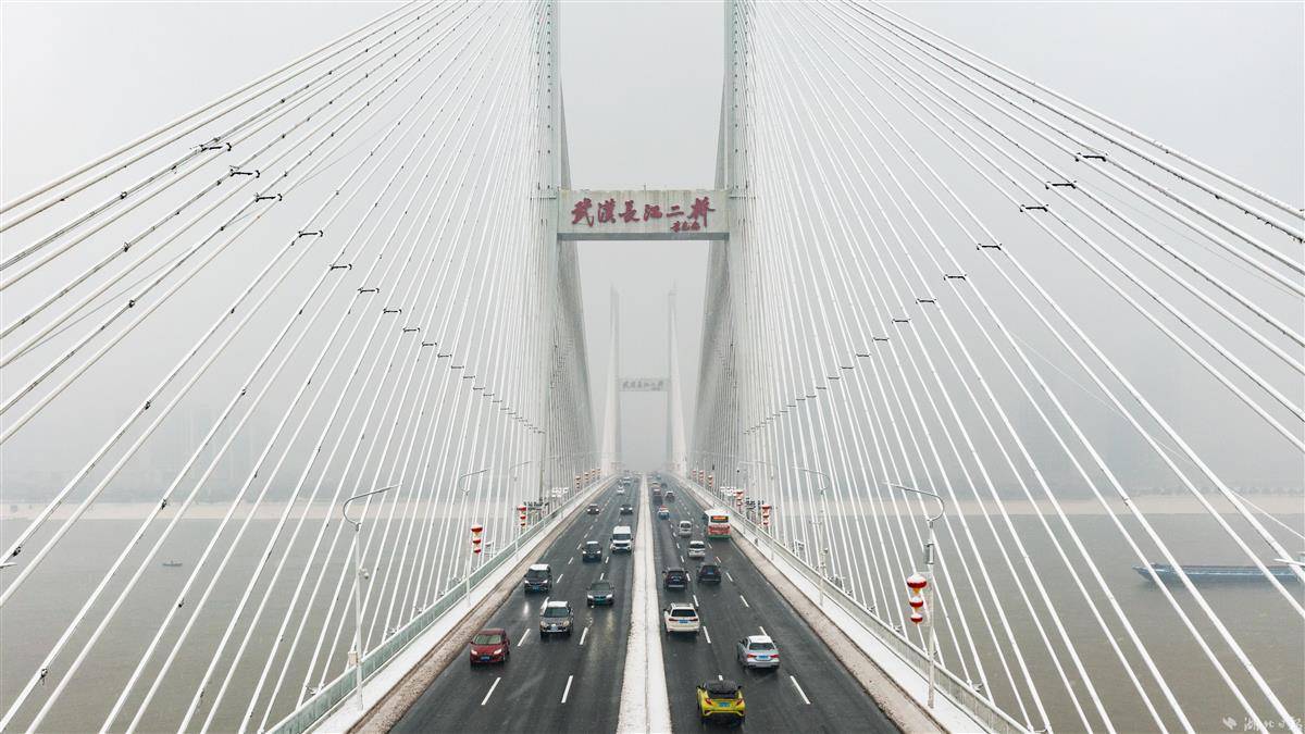 武汉主干道完成除雪除冰恢复畅通