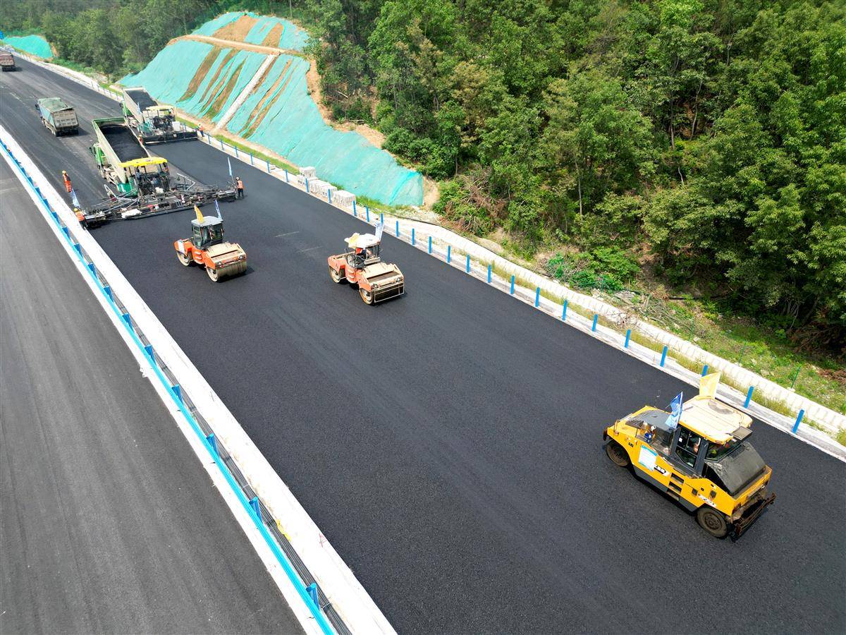 随信高速公路关庙段路面摊铺现场（吴迪摄）.jpg