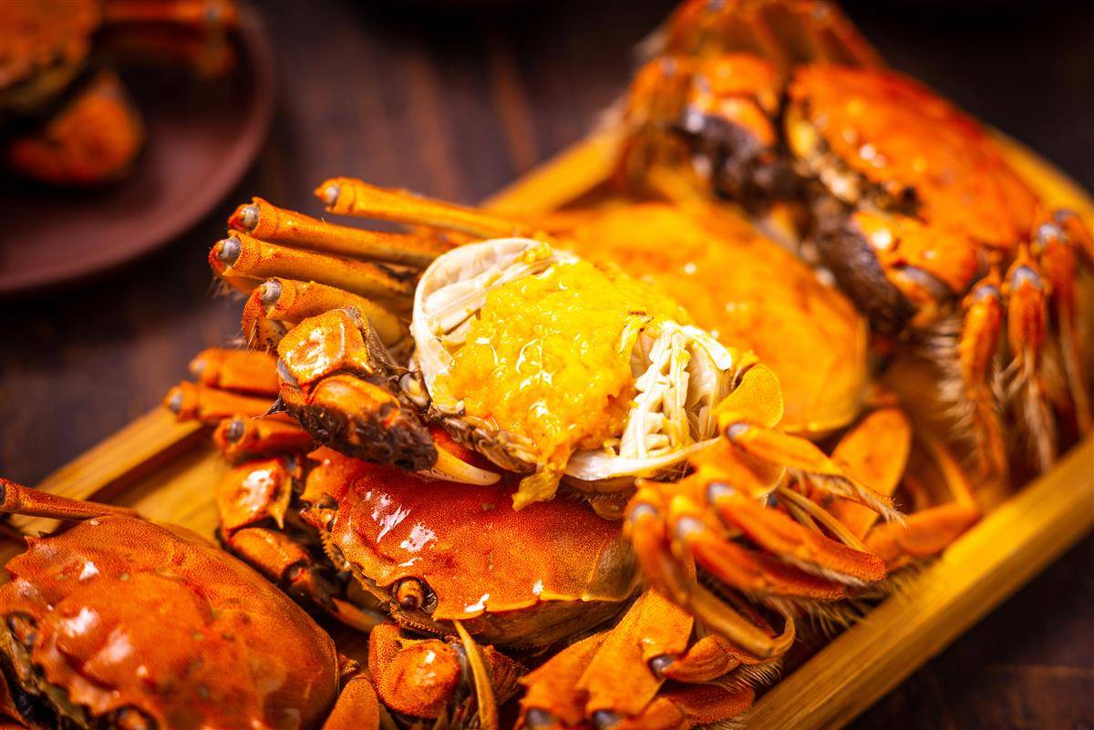 千库网_美食白天美味蟹黄木桌摆放摄影图配图_摄影图编号826574.jpg