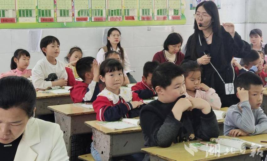 汉川市教育局督查西江小学"双新"工作