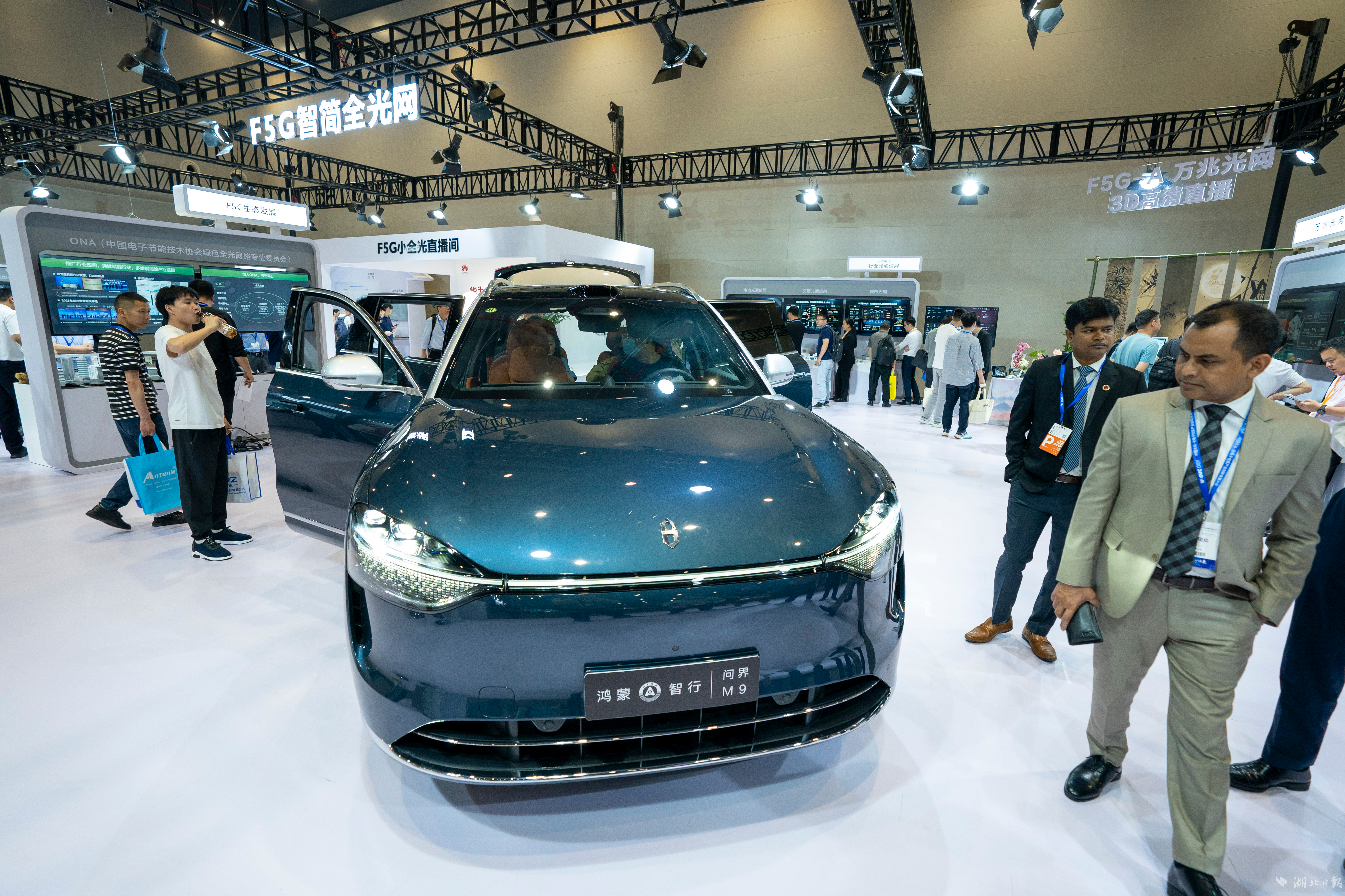 2024中国光谷･光电子信息产业创新发展大会成果发布区，问界M9新能源汽车首度进展台，车上多套光电子相关设备吸引关注。（湖北日报全媒记者 魏铼 摄）