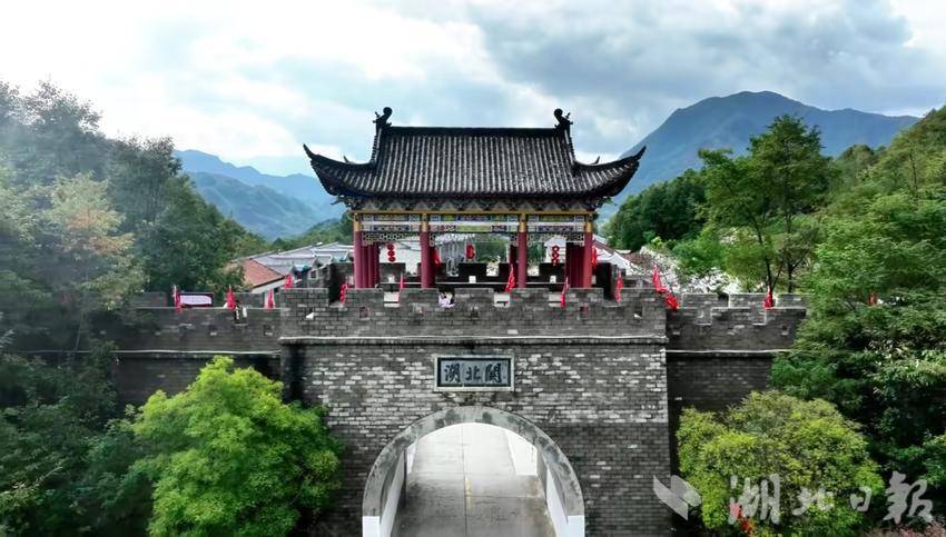 盛夏时节,走进坐落于崇山峻岭之中的边关小镇郧西县湖北口回族乡,满眼