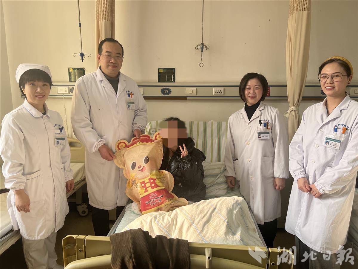 出院前，琪琪与到病房来给她送行的医护人员合影。