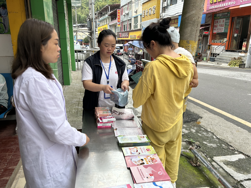利川毛坝镇中心卫生院积极开展免费避孕药具发放宣传活动