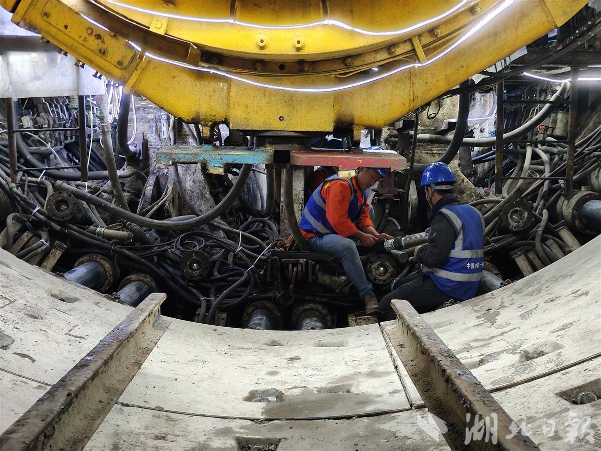 003 始发盾构机内部。.jpg 003 始发盾构机内部。.jpg
