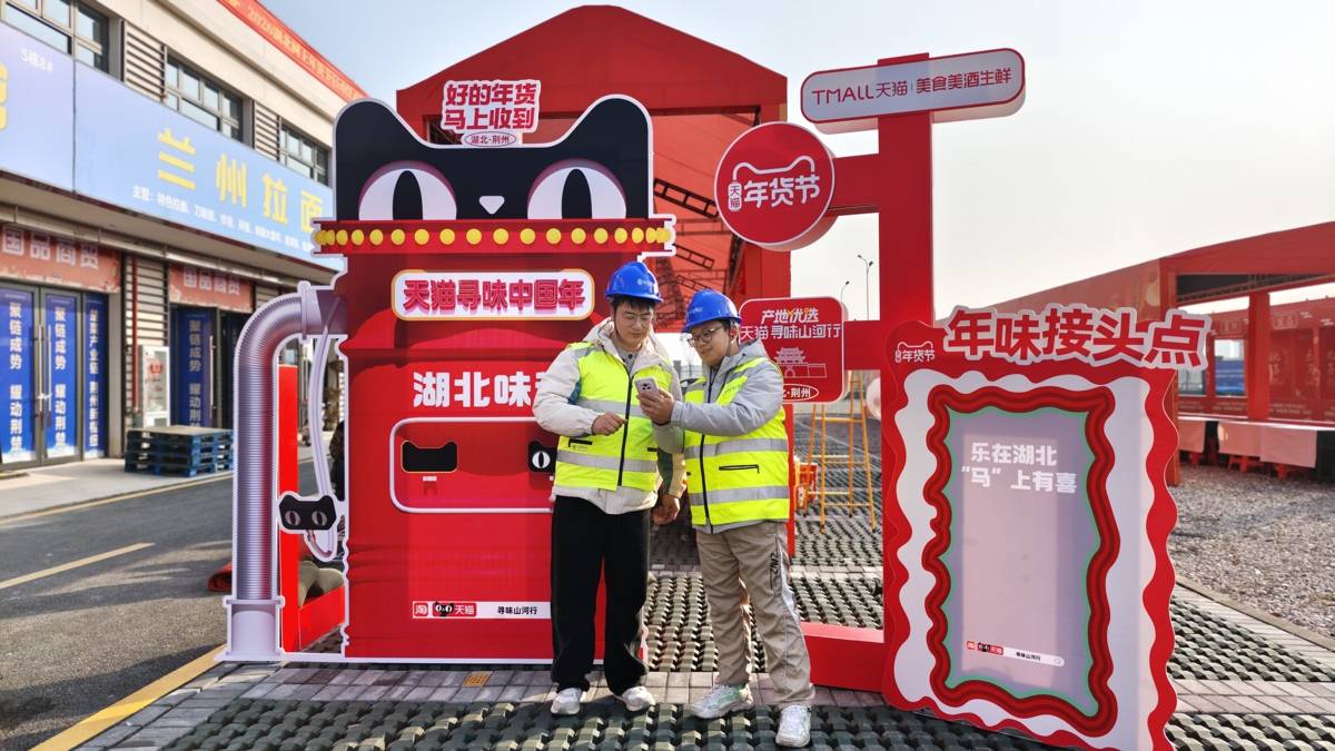 移动技术人员优化年货节现场通信网络 (1).jpg