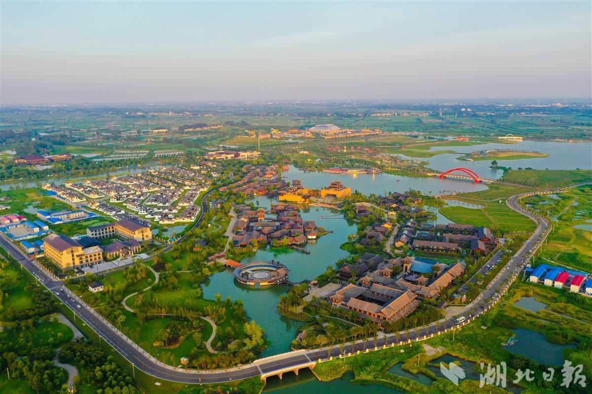 7月14日,远眺百亿元打造的仙桃荆楚农耕文化旅游区——沔阳小镇.
