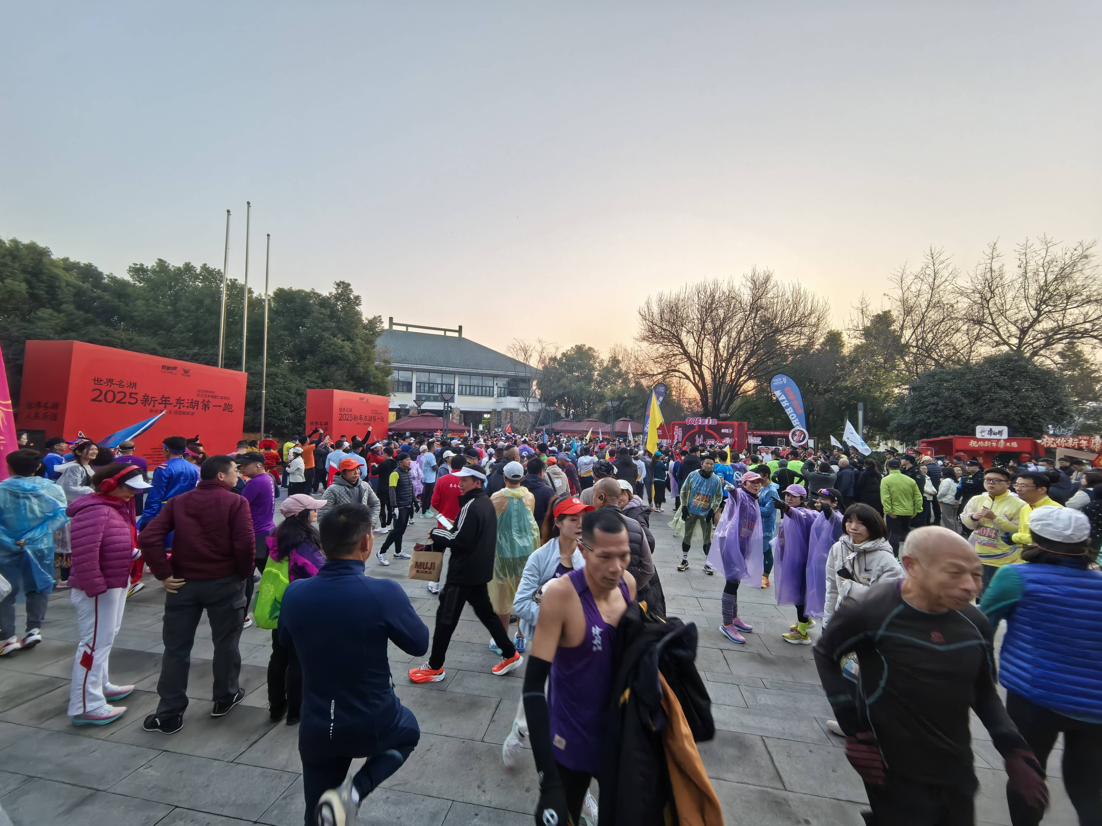赛前人声鼎沸