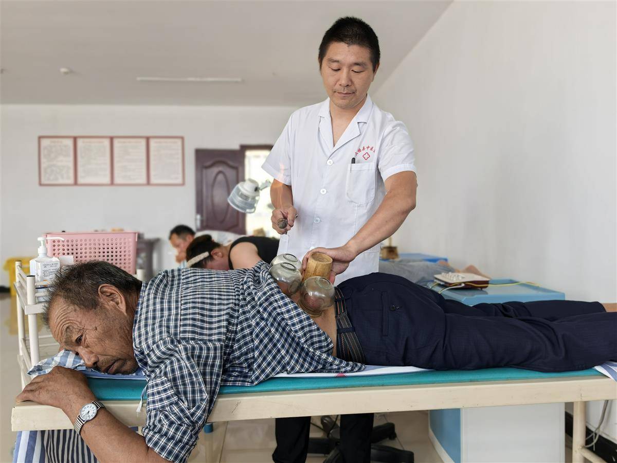 大悟縣中醫(yī)醫(yī)院作為醫(yī)共體牽頭單位，為四姑鎮(zhèn)衛(wèi)生院增設(shè)了中醫(yī)治療。（湖北日報全媒記者 方桐 攝） (2).jpg