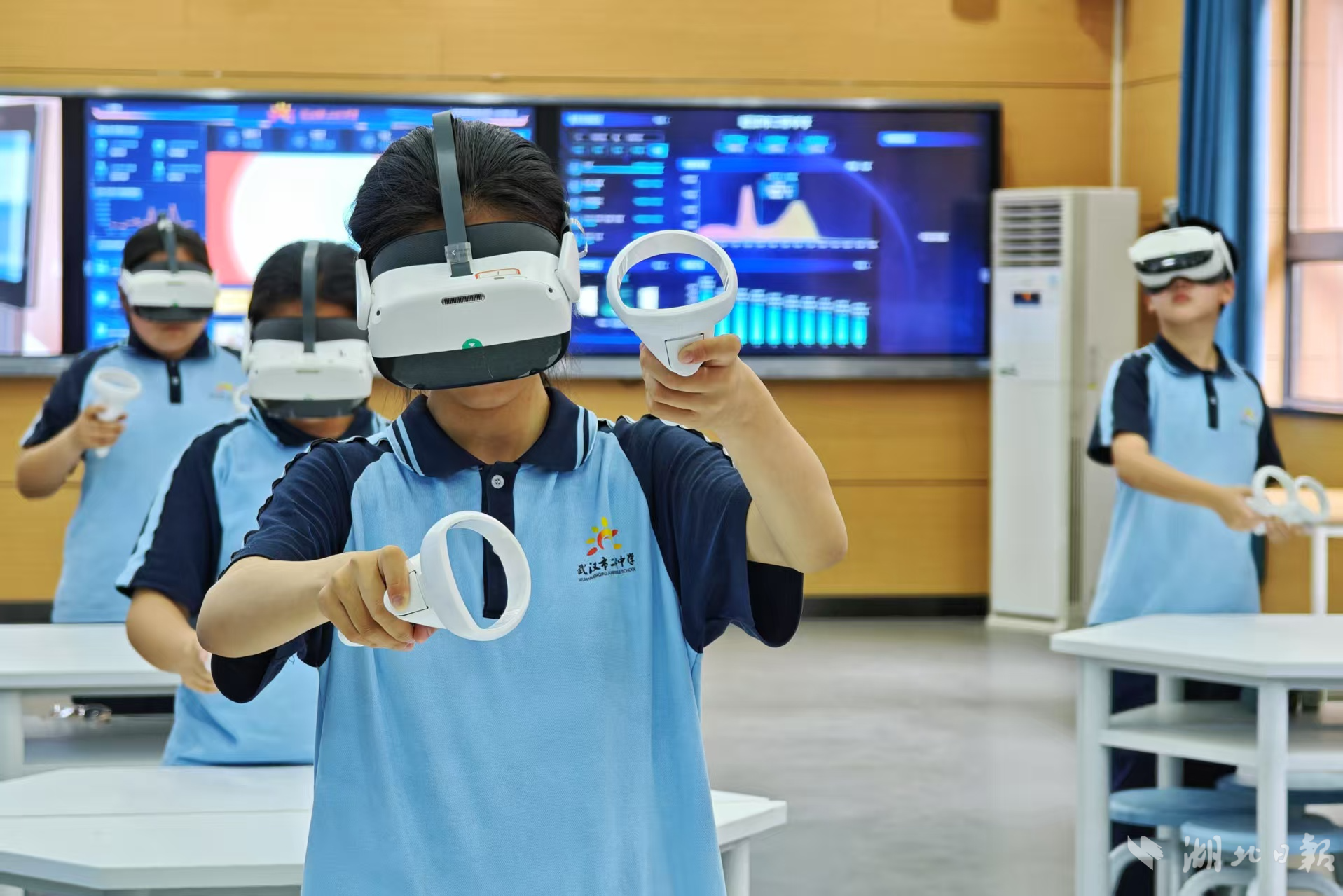 二桥中学学生在课堂上使用VR设备