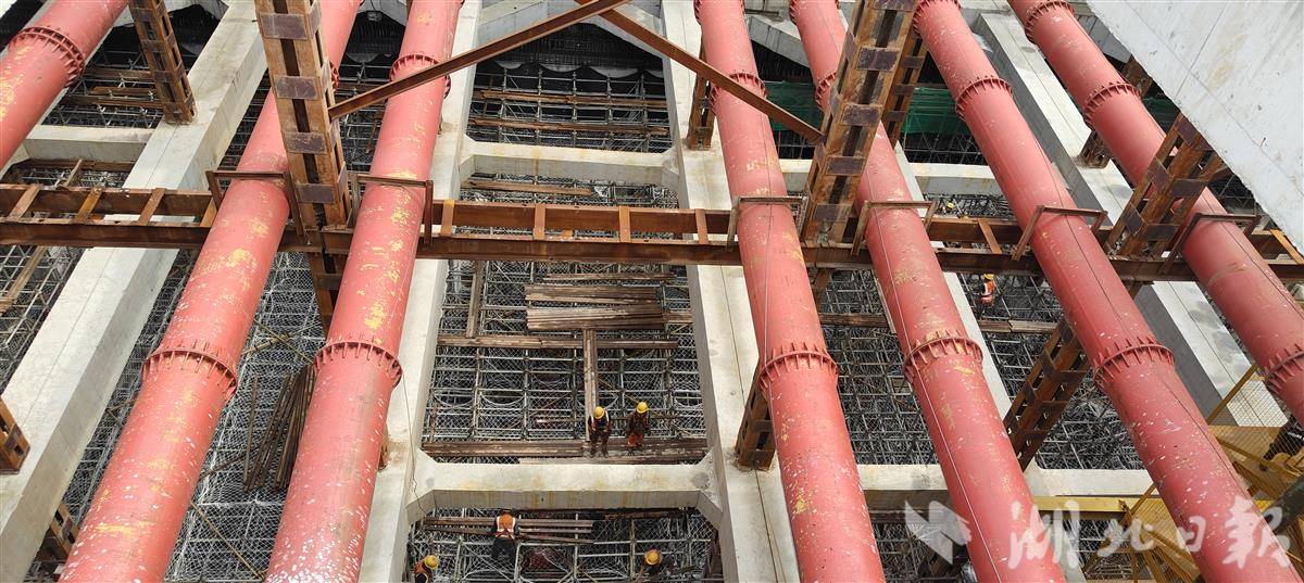 003 钢支撑下，作业人员正在加紧施工。湖北日报全媒记者 汪洋 摄.jpeg