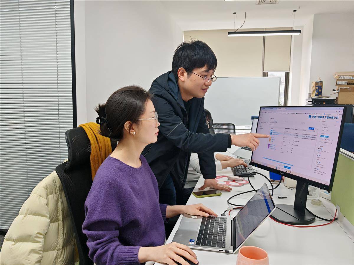 中建三局技术人员在使用DeepSeek加持的“天工云”平台。（受访单位供图）