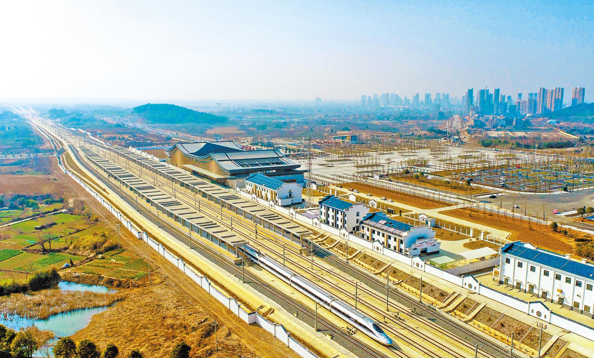 12月30日,一列高铁列车通过黄梅东站.