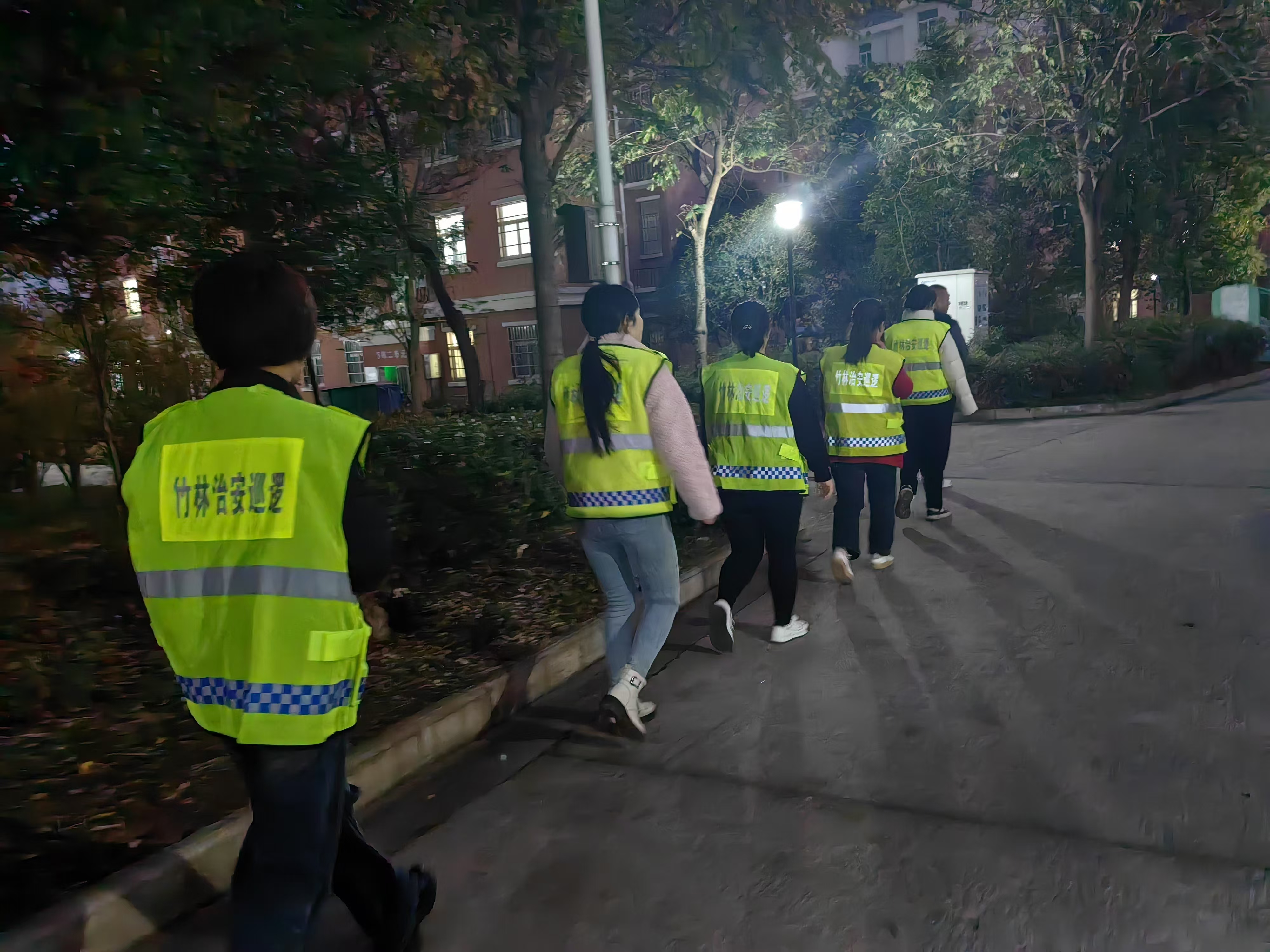 红安县城关镇社区铜锣联防队开展常态化巡逻