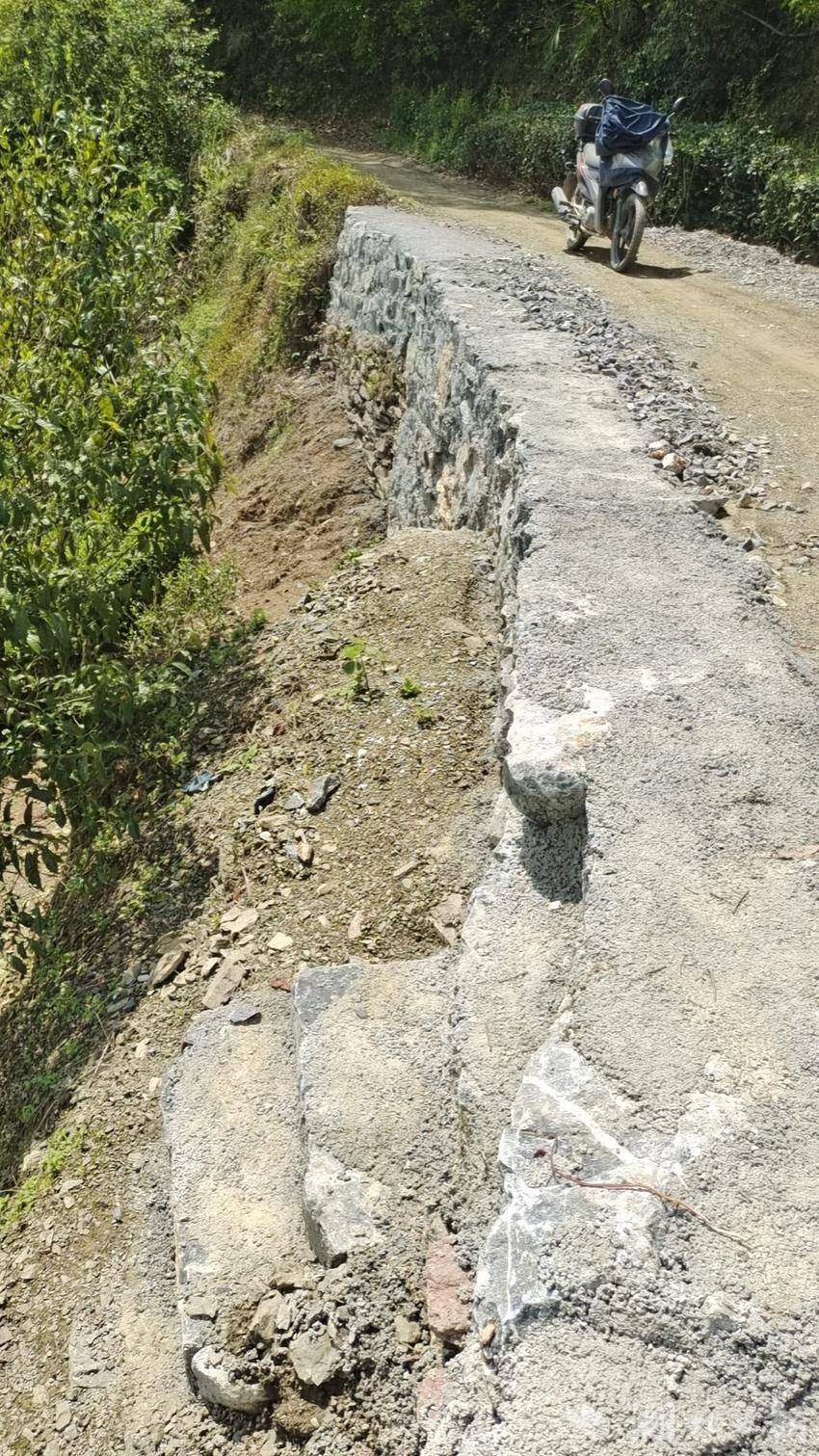 桥河社区:村民齐修驳岸挡墙 共同铺就产业道路