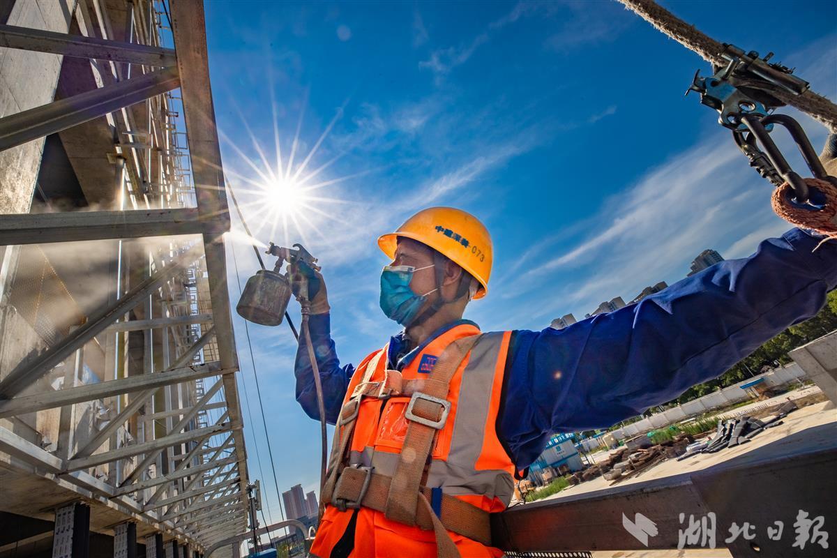 7月12日,武汉大学人民医院洪山院区项目建设者在烈日下进行高空作业.