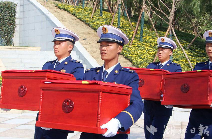 恩施市：青山埋忠骨 英魂励后人 - 湖北日报新闻客户端
