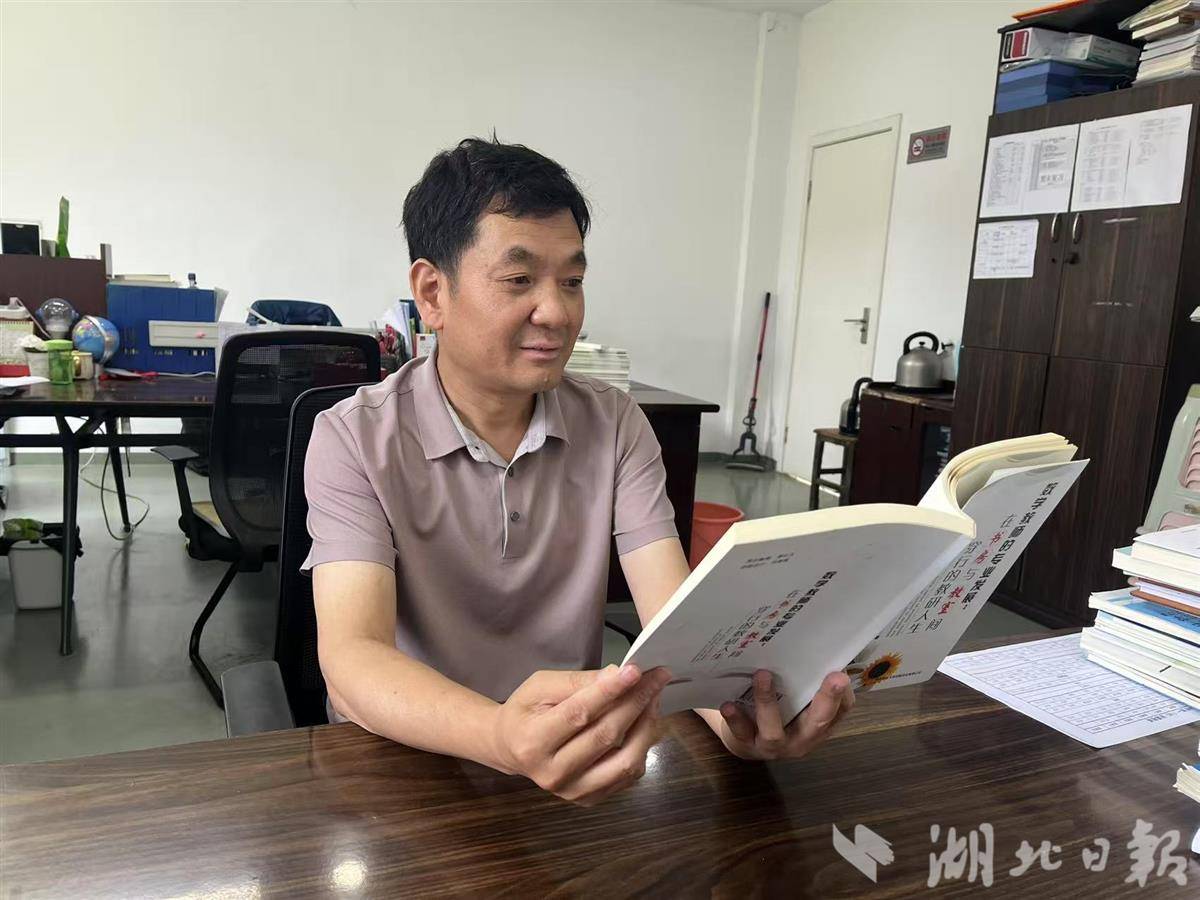 005 张胜言在办公室阅读教研书籍。.jpg
