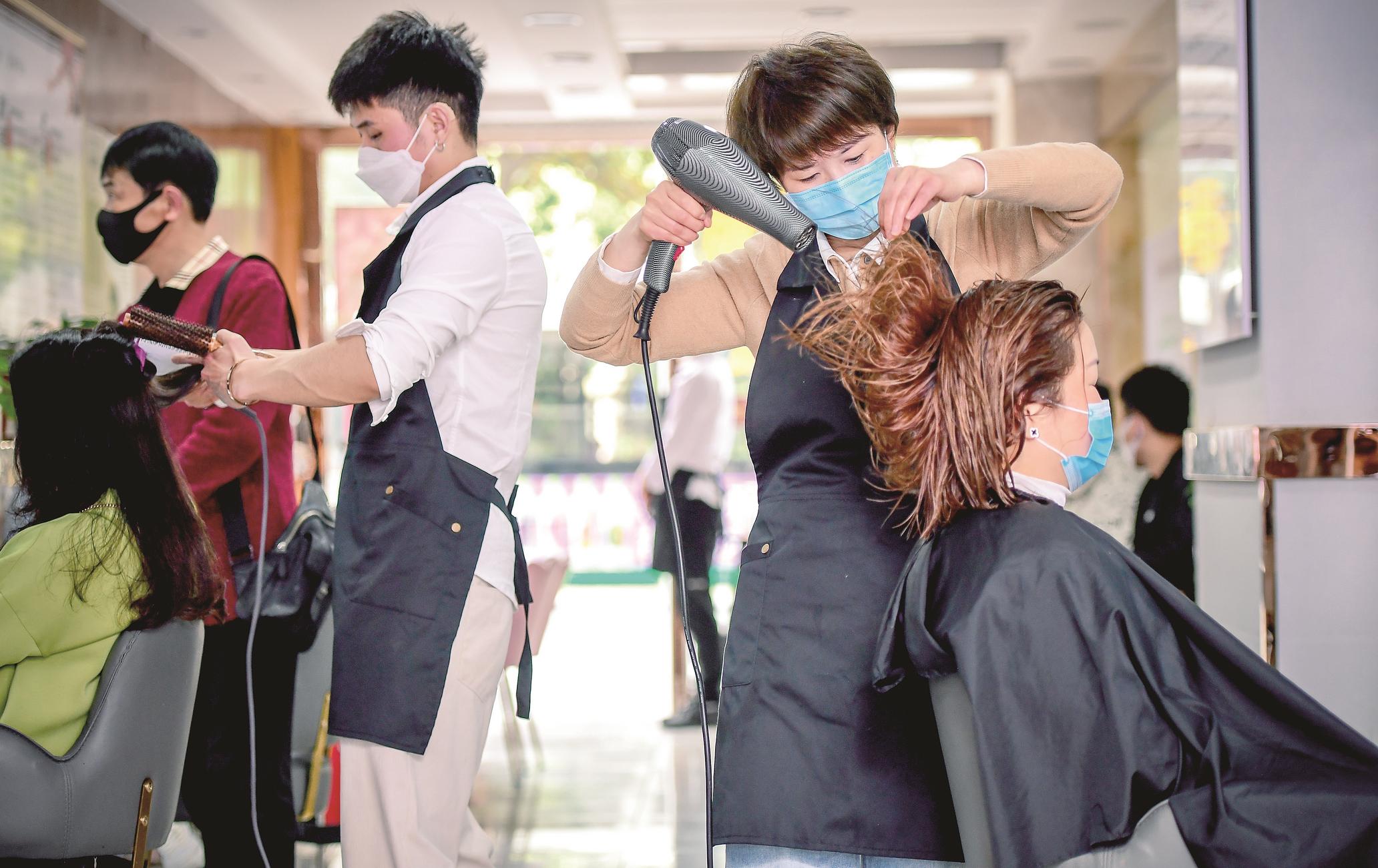武汉首家无声理发店6位聋哑理发师巧手赢得回头客