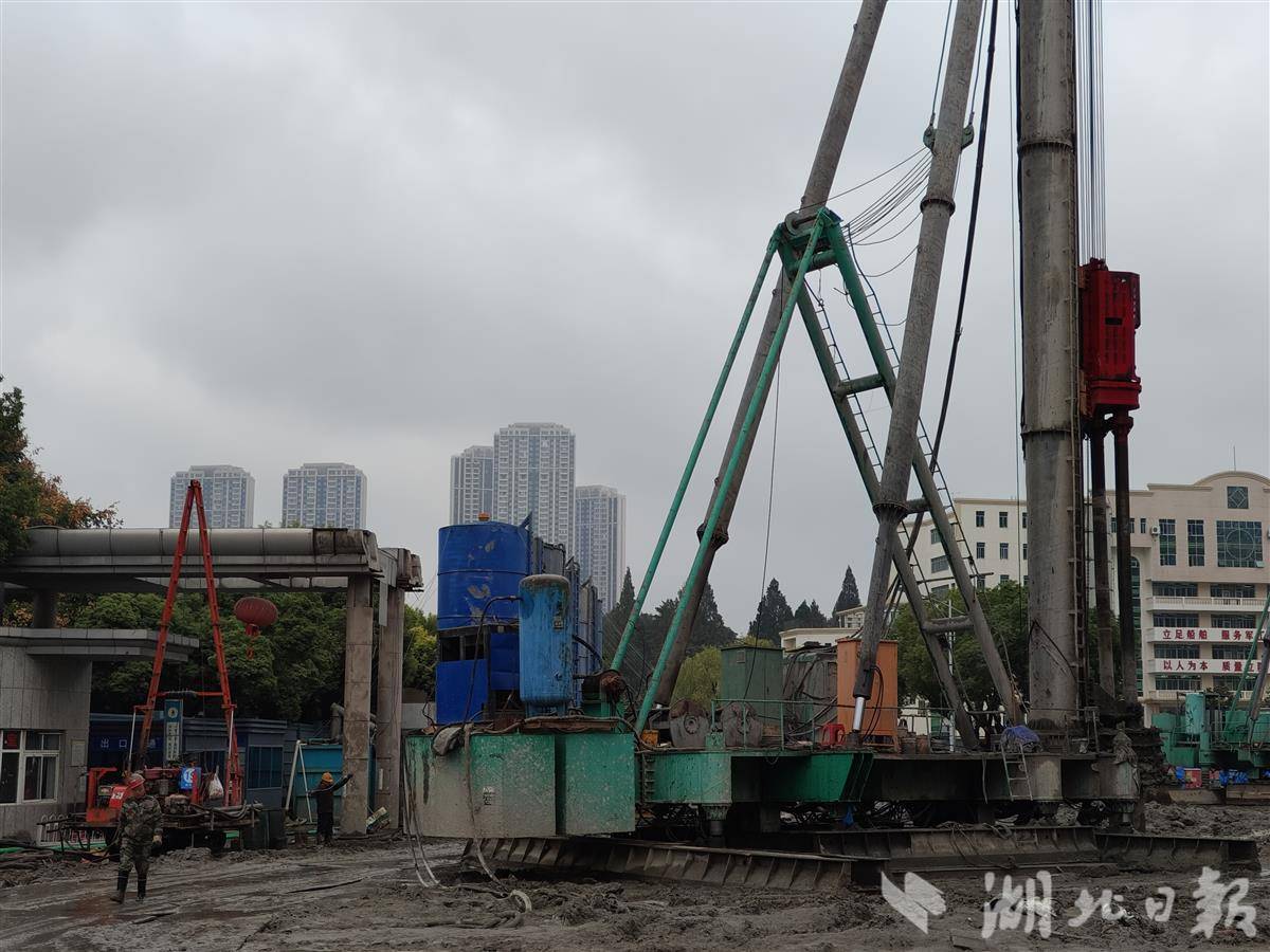 006 武汉船舶职业技术学院老校门附近,地面进行加固作业。湖北日报全媒记者 汪洋 摄.jpg 006 武汉船舶职业技术学院老校门附近,地面进行加固作业。湖北日报全媒记者 汪洋 摄.jpg