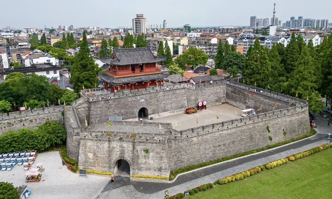 对荆州来说,古城是不可替代的财富,但如何在保护中