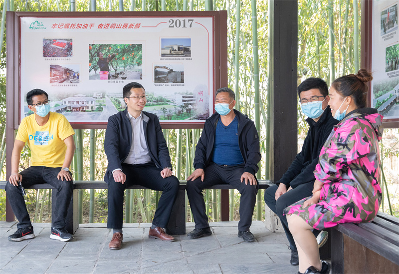 二队小队长陈胜勇和5位热心村民提出建议,长港镇镇长刘骉当即拍板支持