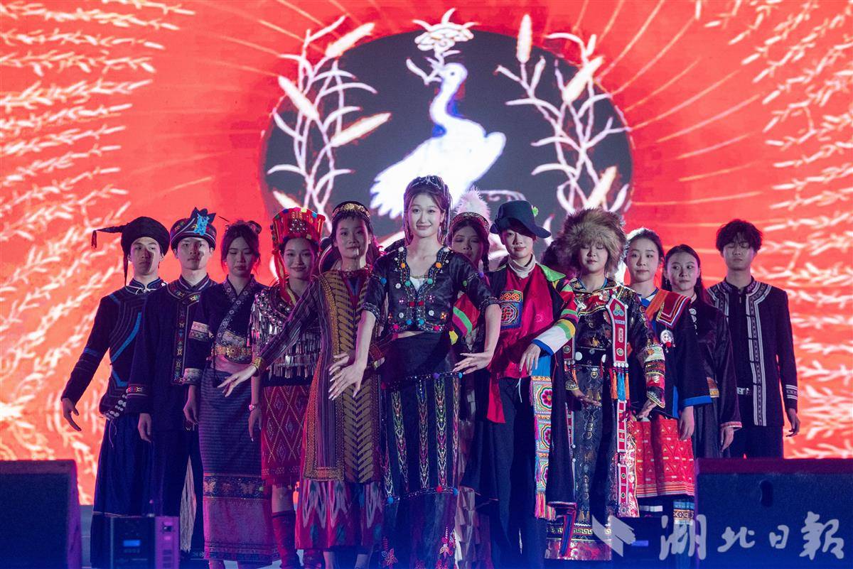 民族服饰走秀《民族印象》。伊木然 摄.jpg