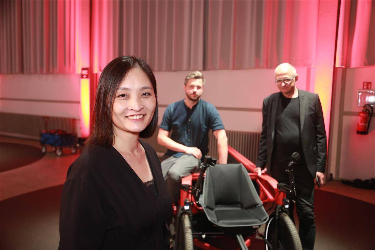 红点奖5号展厅现场（人，左：程文婷 博士；中：德国DDG公司经理Anton Papenf.jpg