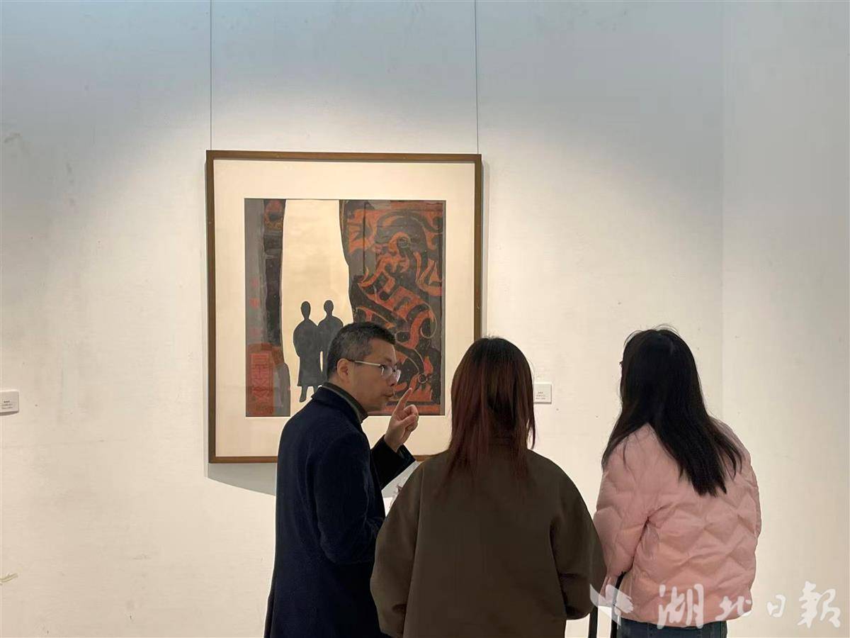 教师带领学生鉴赏周韶华作品《生命之门》。陆梓萌 摄.jpg