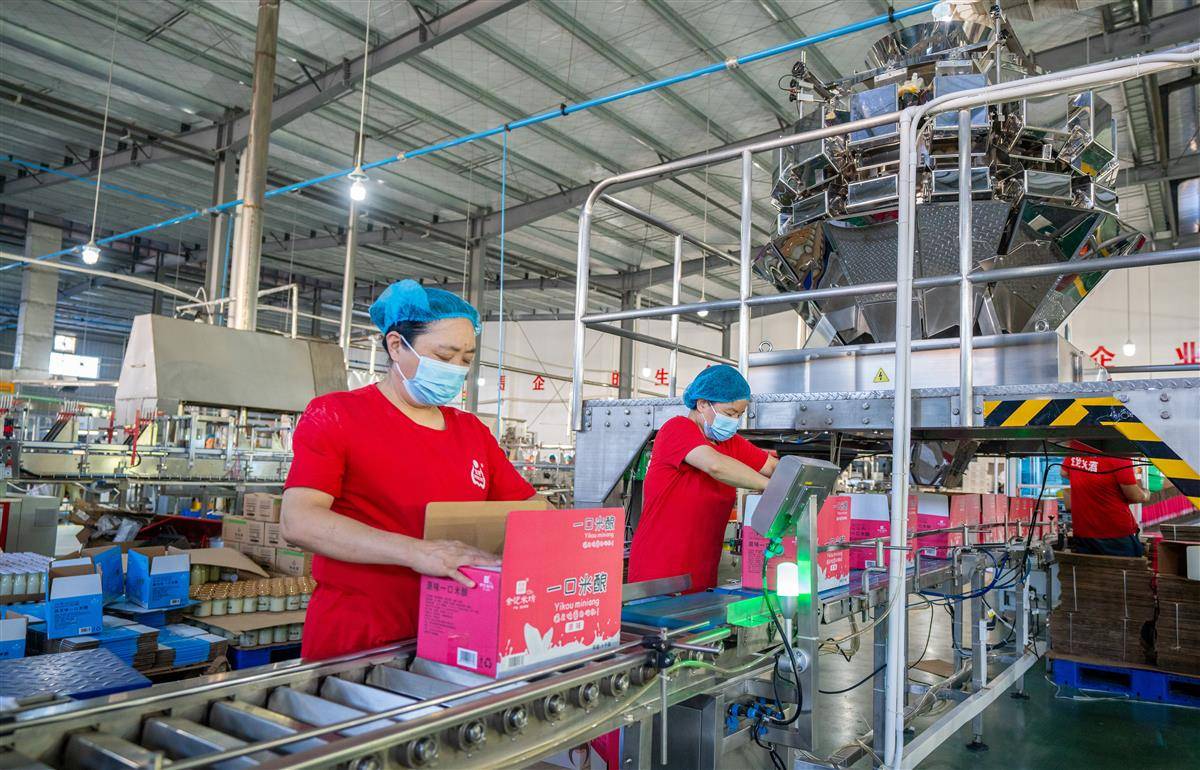 有了邮储银行孝感分行600万元知识产权质押贷款支持，湖北生龙清米酒股份有限公司顺利扩能。5（湖北日报全媒记者 方桐 通讯员 蔡青阳 摄）.jpg