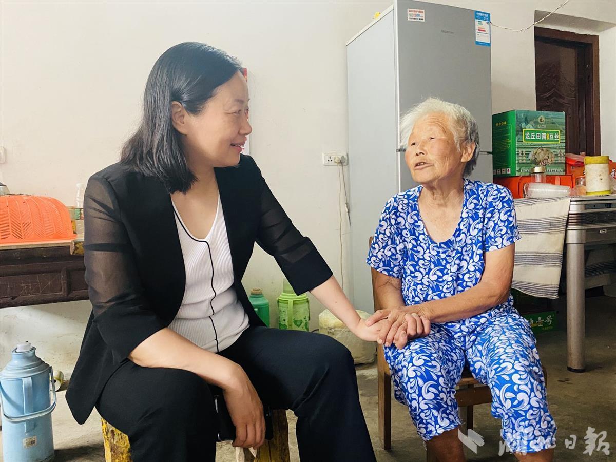 6月21日上午,孝昌县委副书记,县长李惠芬围绕