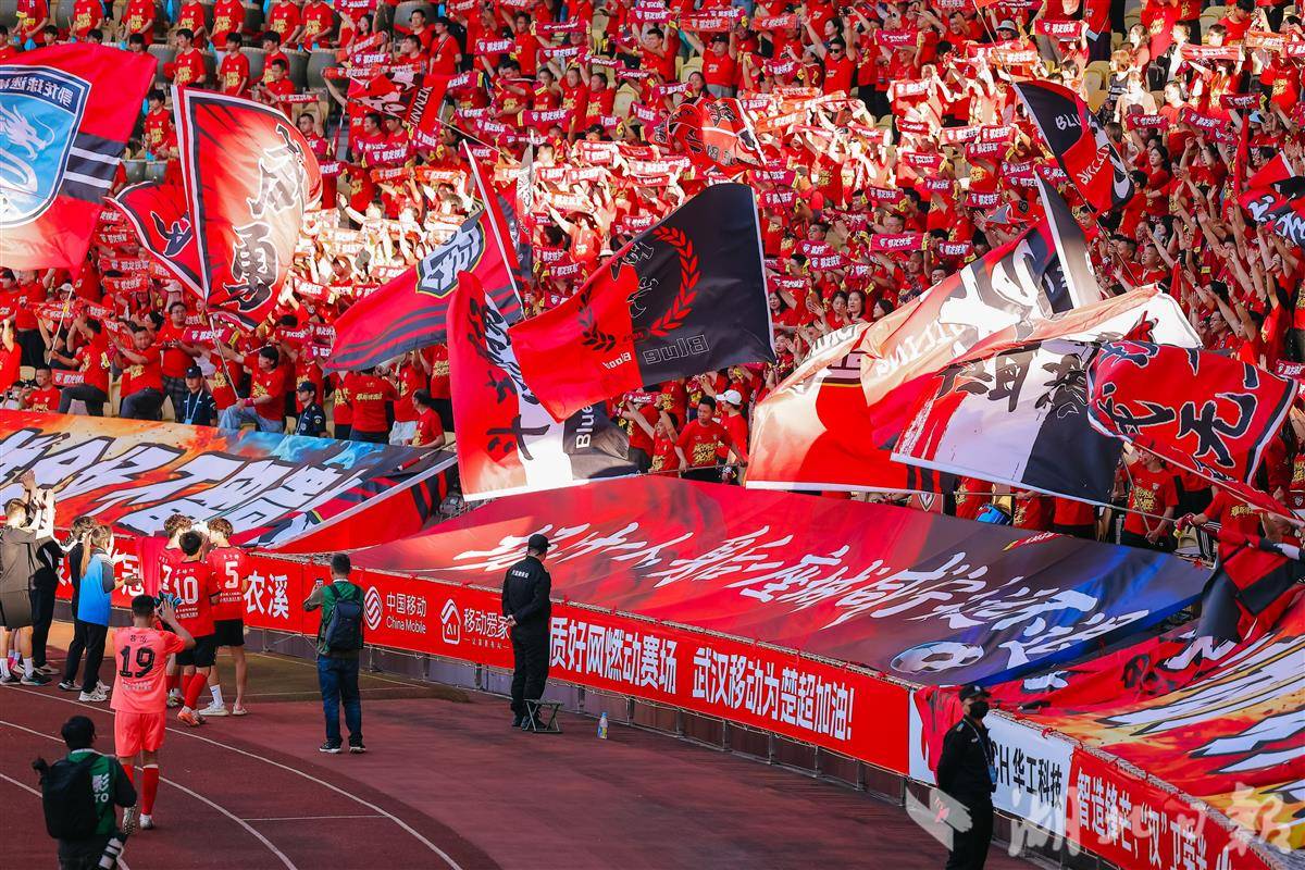 假日期间，2026 年湖北省城市足球联赛武汉主场揭幕战在武汉五环体育中心燃情上演.jpg