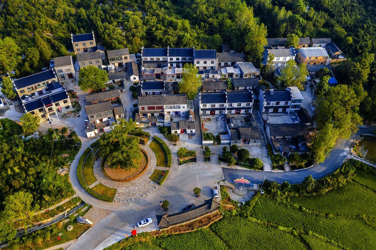 何家冲村。（罗山县委宣传部供图）