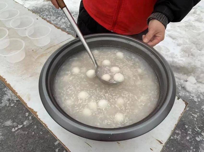 黄州区白潭湖社区：浓情元宵节，暖心送汤圆 - 湖北日报新闻客户端