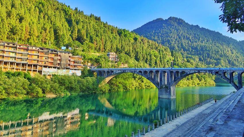 来凤县百福司镇:青山常在 绿水长流