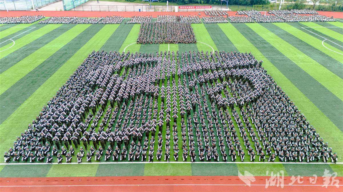 图为花样方阵表演摆数字“80” 摄影“:苏古润.jpg 图为花样方阵表演摆数字“80” 摄影“:苏古润.jpg