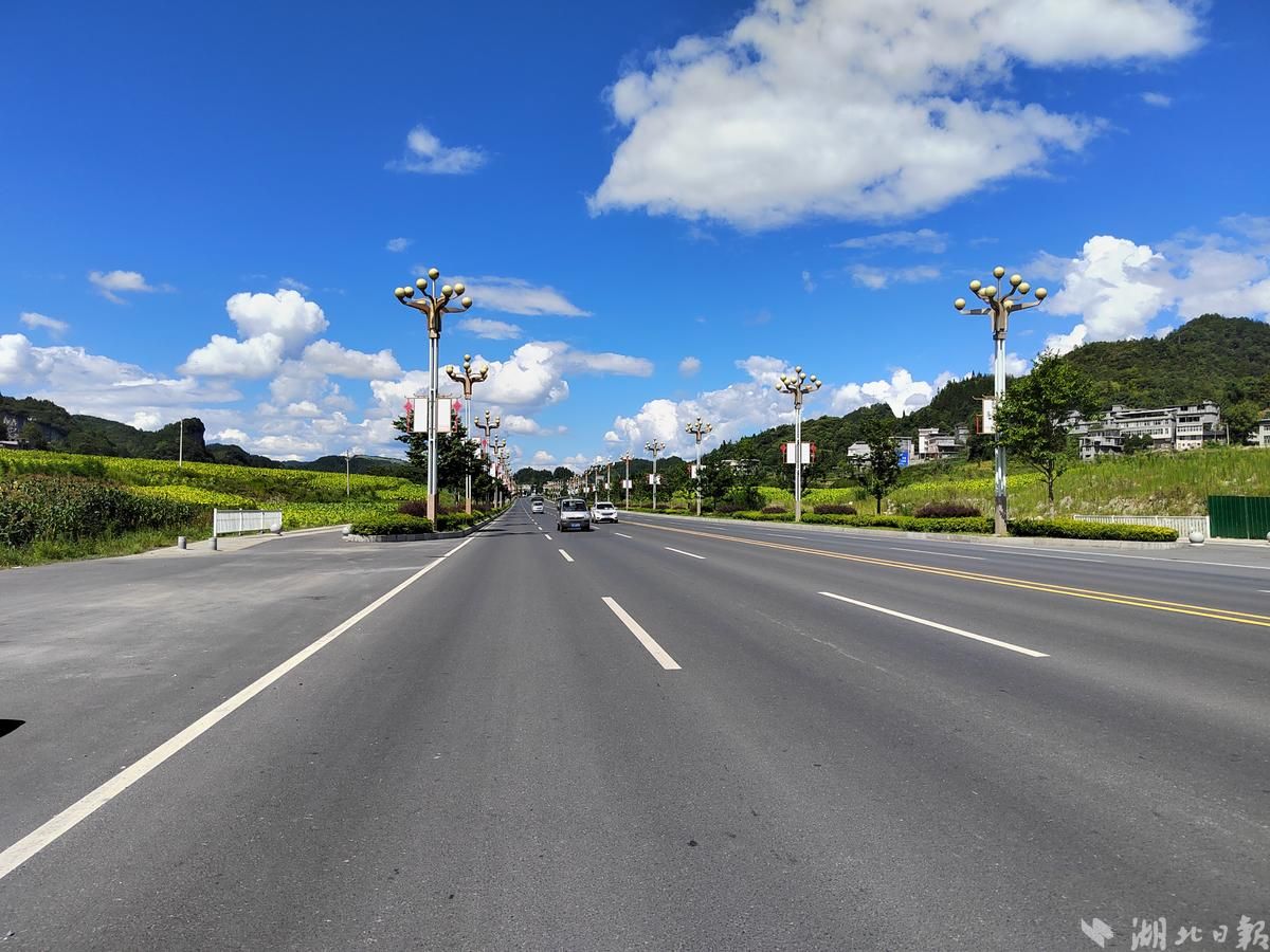 咸丰大道蓝天白云伴青山