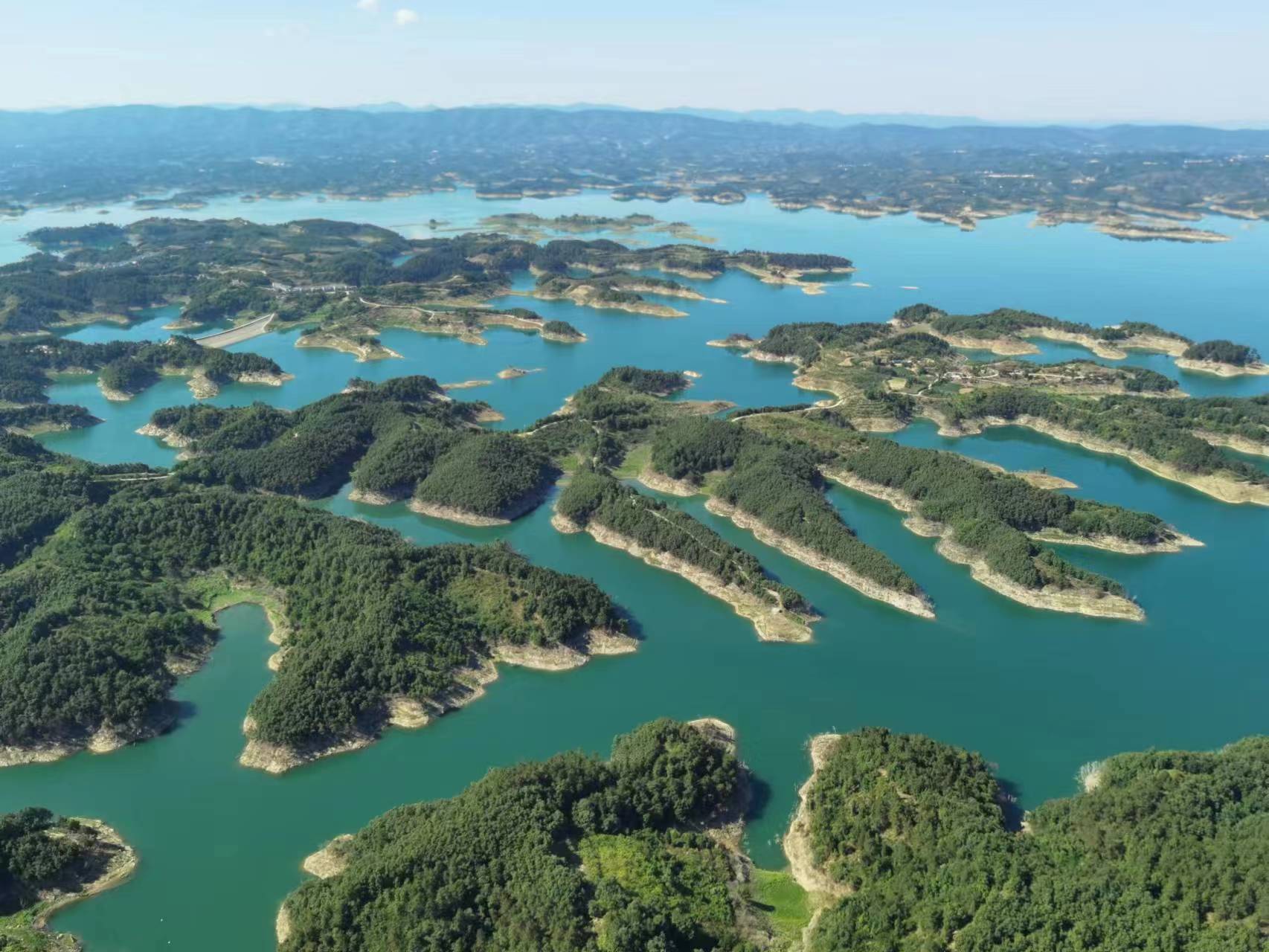 初冬时节,位于十堰市郧阳区柳陂镇的郧阳湖国家湿地公园,风景如画.
