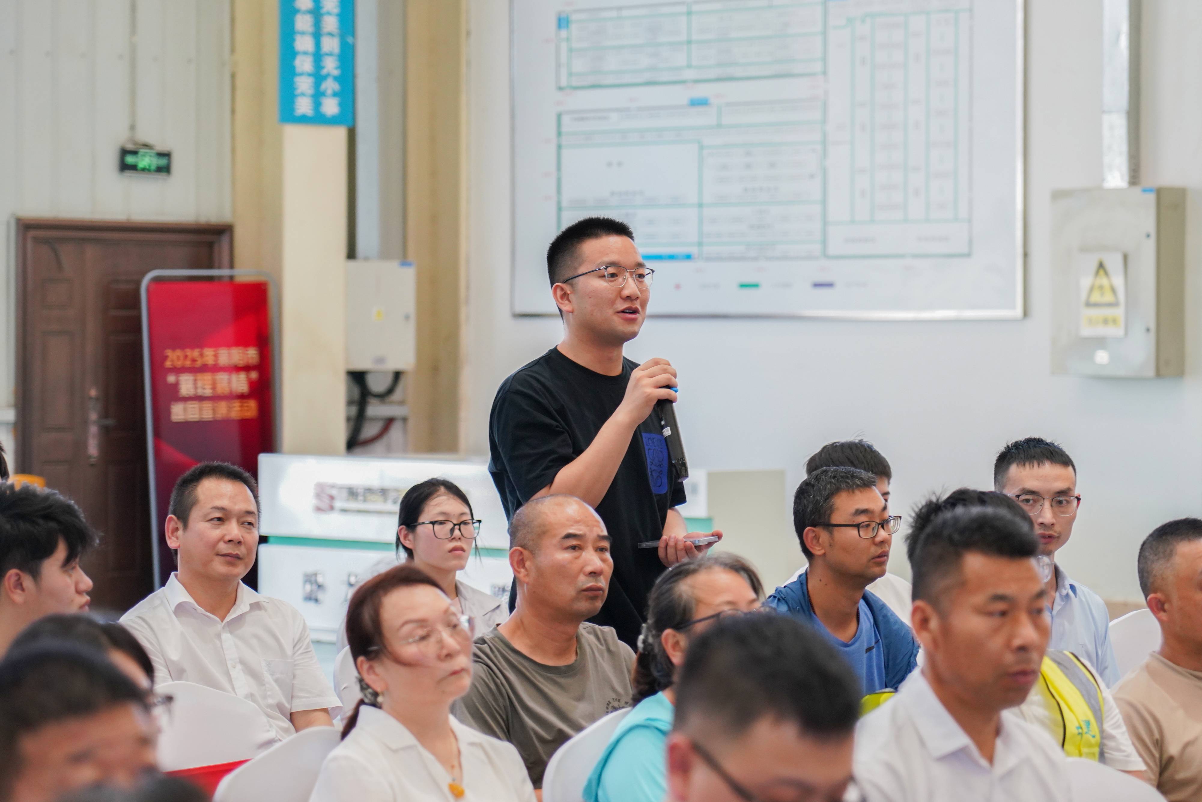 宣讲现场观众湖北文理学院马克思主义学院院长王奎提问(湖北日报全媒记者赵怡然 赵恒摄).jpg 宣讲现场观众湖北文理学院马克思主义学院院长王奎提问(湖北日报全媒记者赵怡然 赵恒摄).jpg