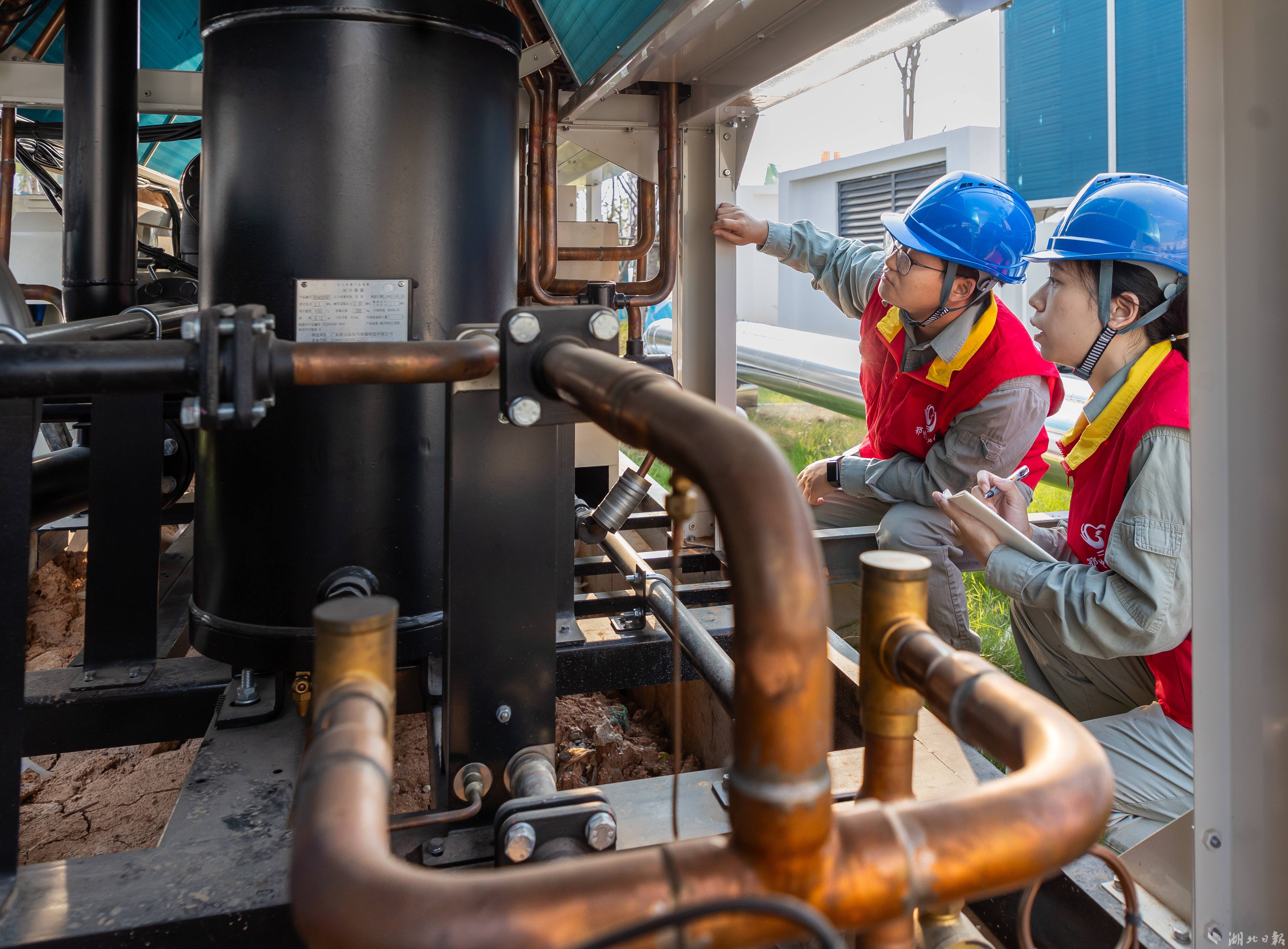 工作人员检查地面设备。湖北日报通讯员 刘宇 摄