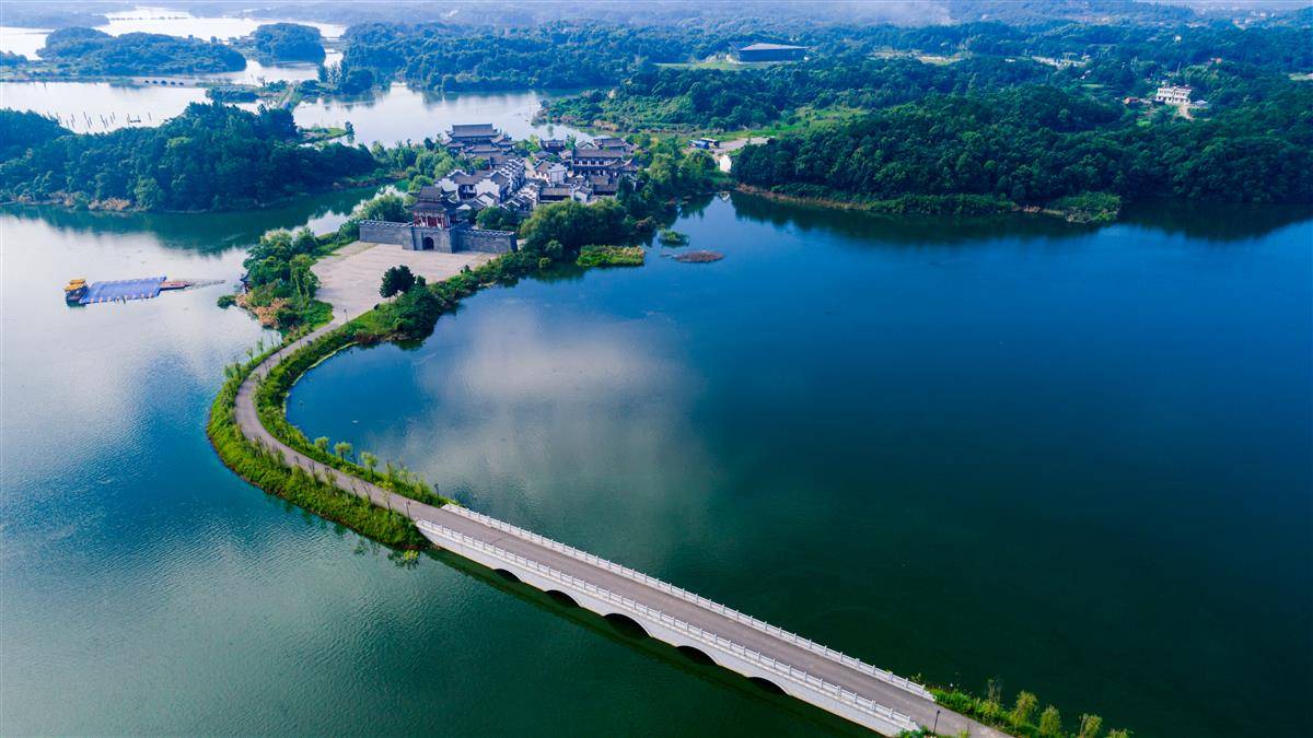 蕲春县赤龙湖玉珠岛 （通讯员 陈栋） 