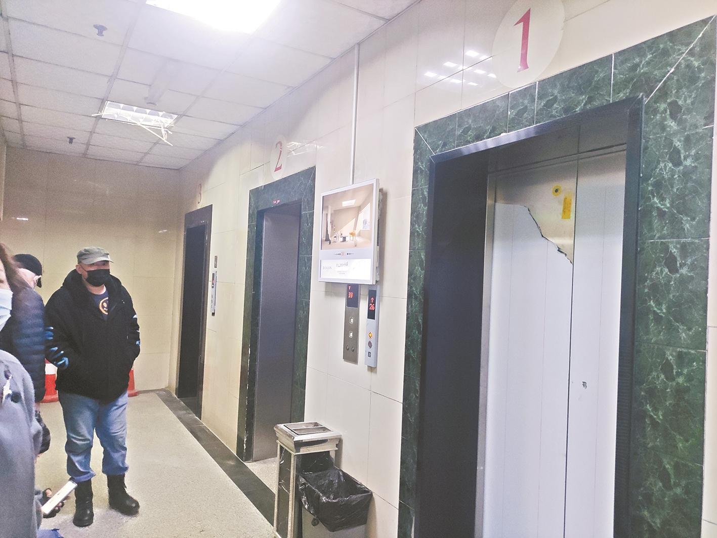 老小区使用22年的旧电梯换新了业主们说这是最好的新年礼物