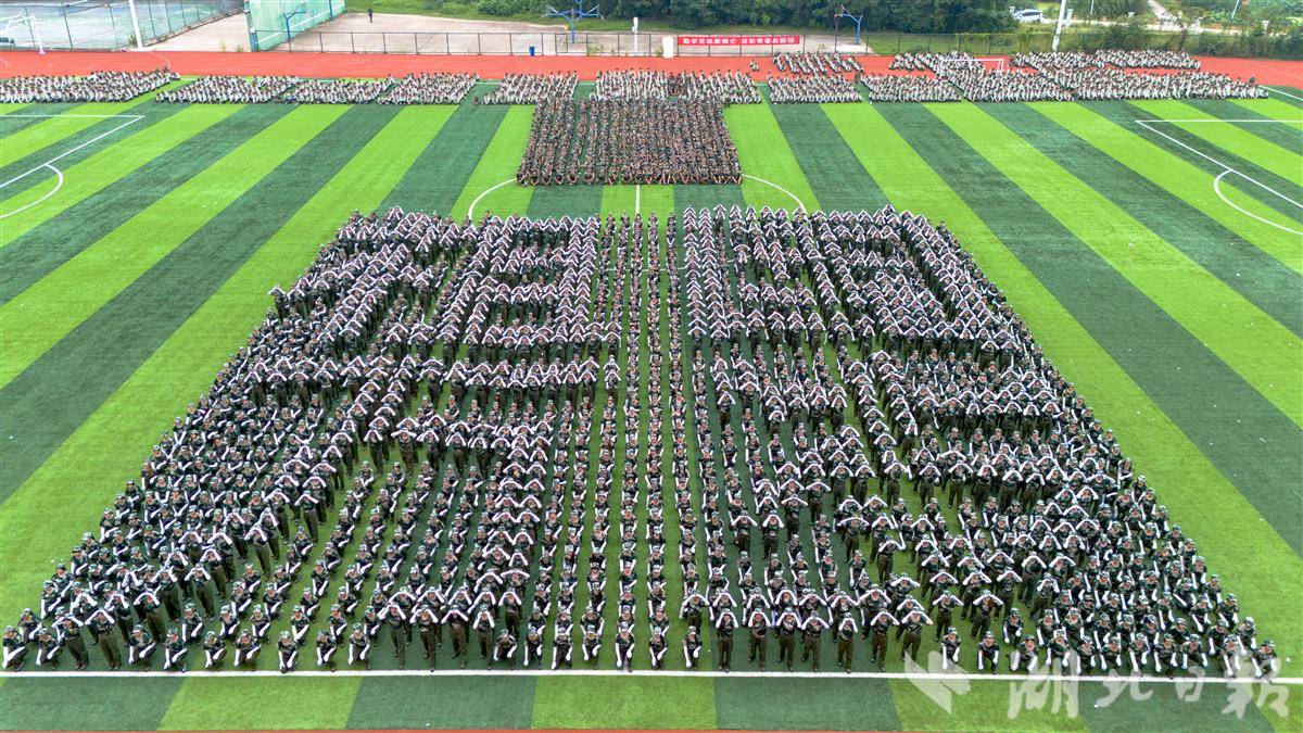 图为花样方阵表演摆字“祖国万岁” 摄影“：苏古润.jpg