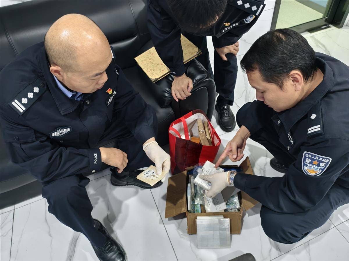 湖北省公安厅机场公安局民警对假邮票进行检查.jpg