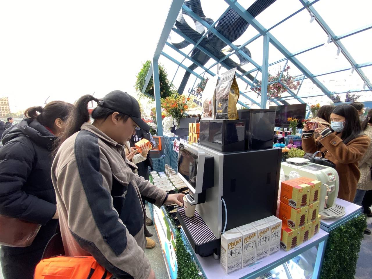 在武商梦时代“国潮好物市集”，不少市民在汉口北国际贸易城展区体验自动咖啡机。（记者刘天纵摄）