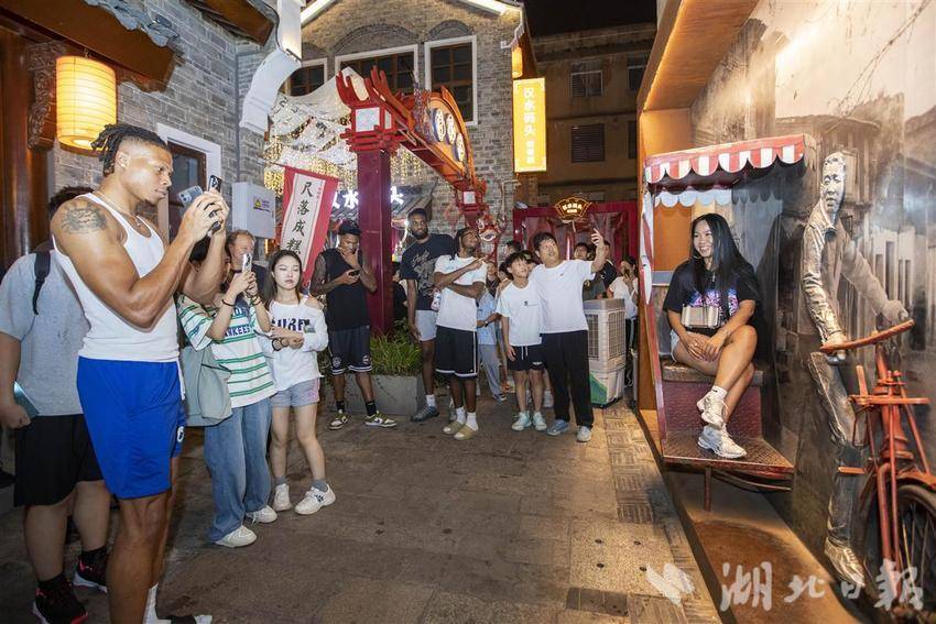 image_945402_2025年8月11日,参加洲俱杯篮球赛的球员在湖北襄阳管家巷景区拍照打卡。.jpg