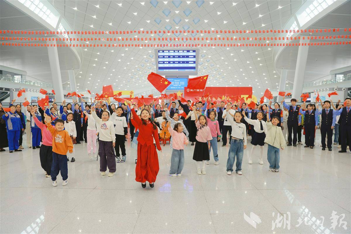 5、荆门西站举办喜迎国庆活动（拍摄 陈龙）.jpg