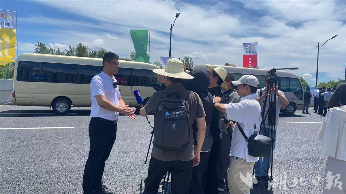 ▲ 002 通车现场,武汉经开区有关负责人接受采访。湖北日报通讯员 高玲玲 摄.jpg ▲ 002 通车现场,武汉经开区有关负责人接受采访。湖北日报通讯员 高玲玲 摄.jpg