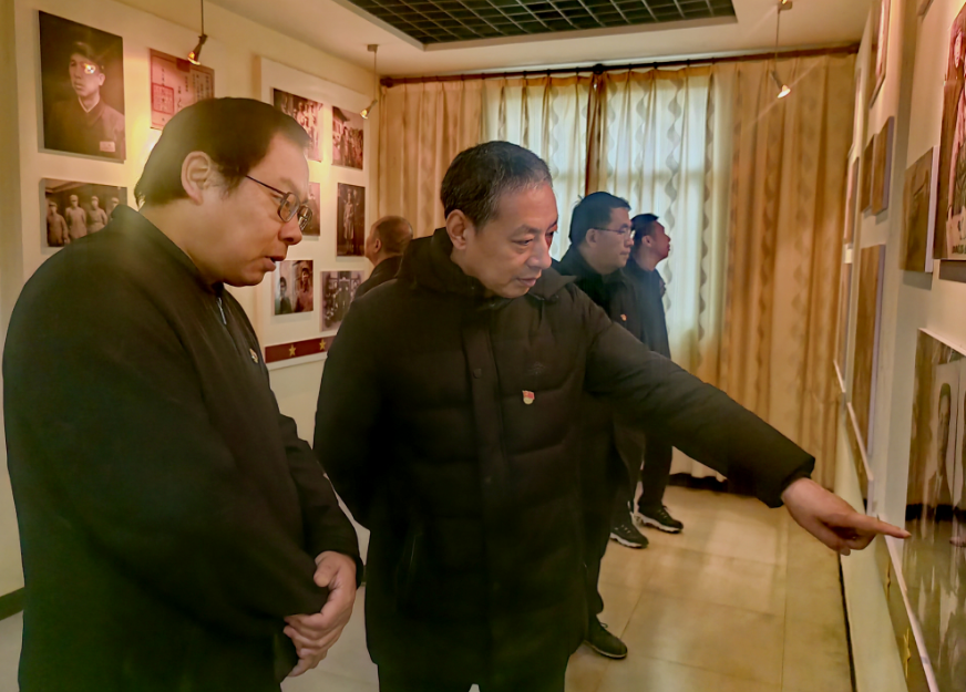 在王平将军纪念园纪念碑前,省第二生态环境保护督察组临时党支部全体