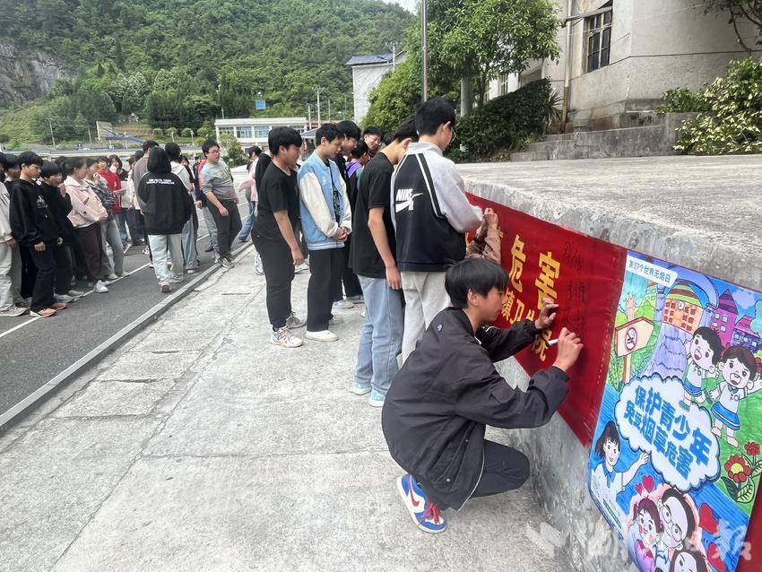 恩施市板桥镇初级中学:开展"保护青少年免受烟草危害"宣传教育活动